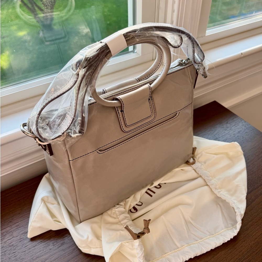 NWT HOBO Sheila medium light grey leather bag and dust bag